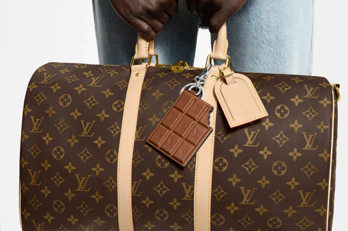 louis-vuitton-lv-chocolate-bar-figurine-key-holder-and-bag-charm–M01478_PM1_Worn view Louis Vuitton Bag Charms 2026